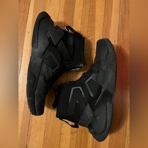 Nike hurrache gripp mid bootie black sneaker neoprene size 7 high top shoe zip